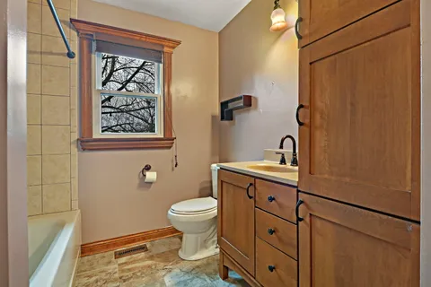 $300,000 | 811 North Beck Road, Lindenhurst, IL 60046