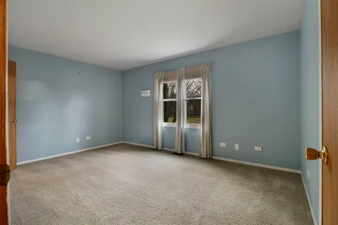 $300,000 | 811 North Beck Road, Lindenhurst, IL 60046