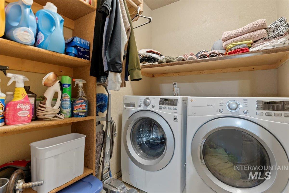 14057 Santa Cruz Street Caldwell, ID 83607 - Photo 21 of 26 Laundry area with washing machine and clothes dryer