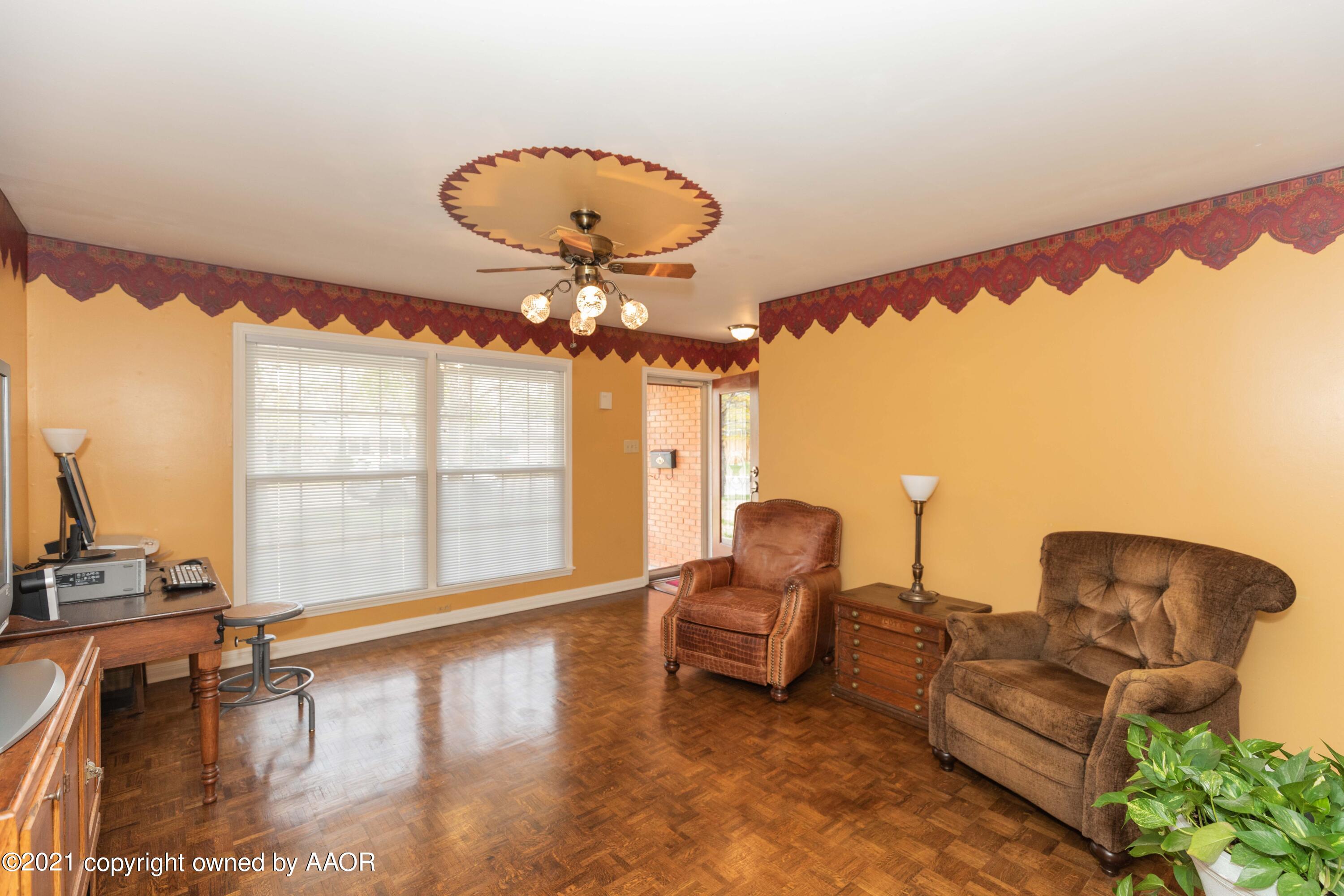 5313 Alvarado Road Amarillo, TX 79106 - Photo 4 of 33 LIVING ROOM