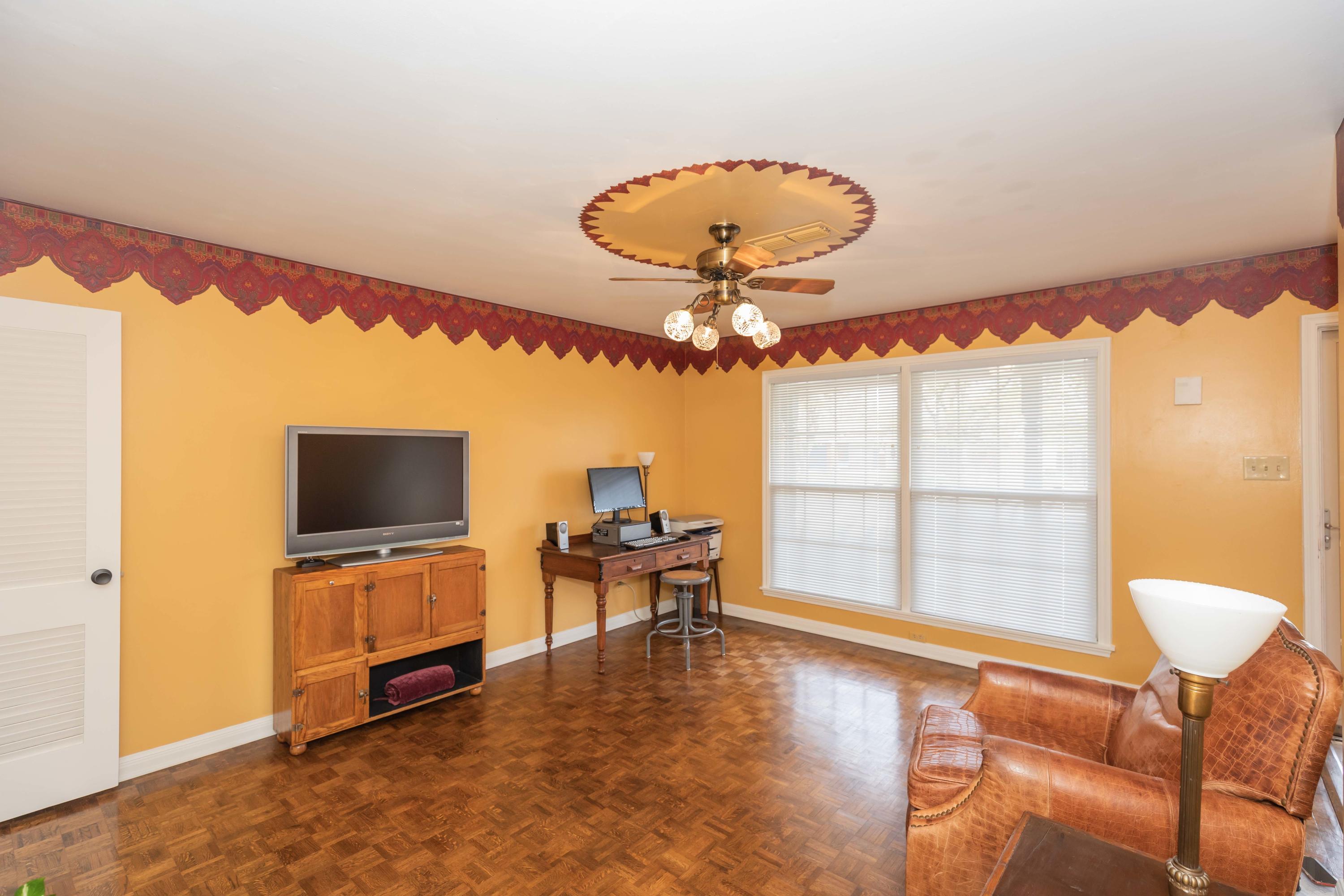 5313 Alvarado Road Amarillo, TX 79106 - Photo 5 of 33 LIVING ROOM