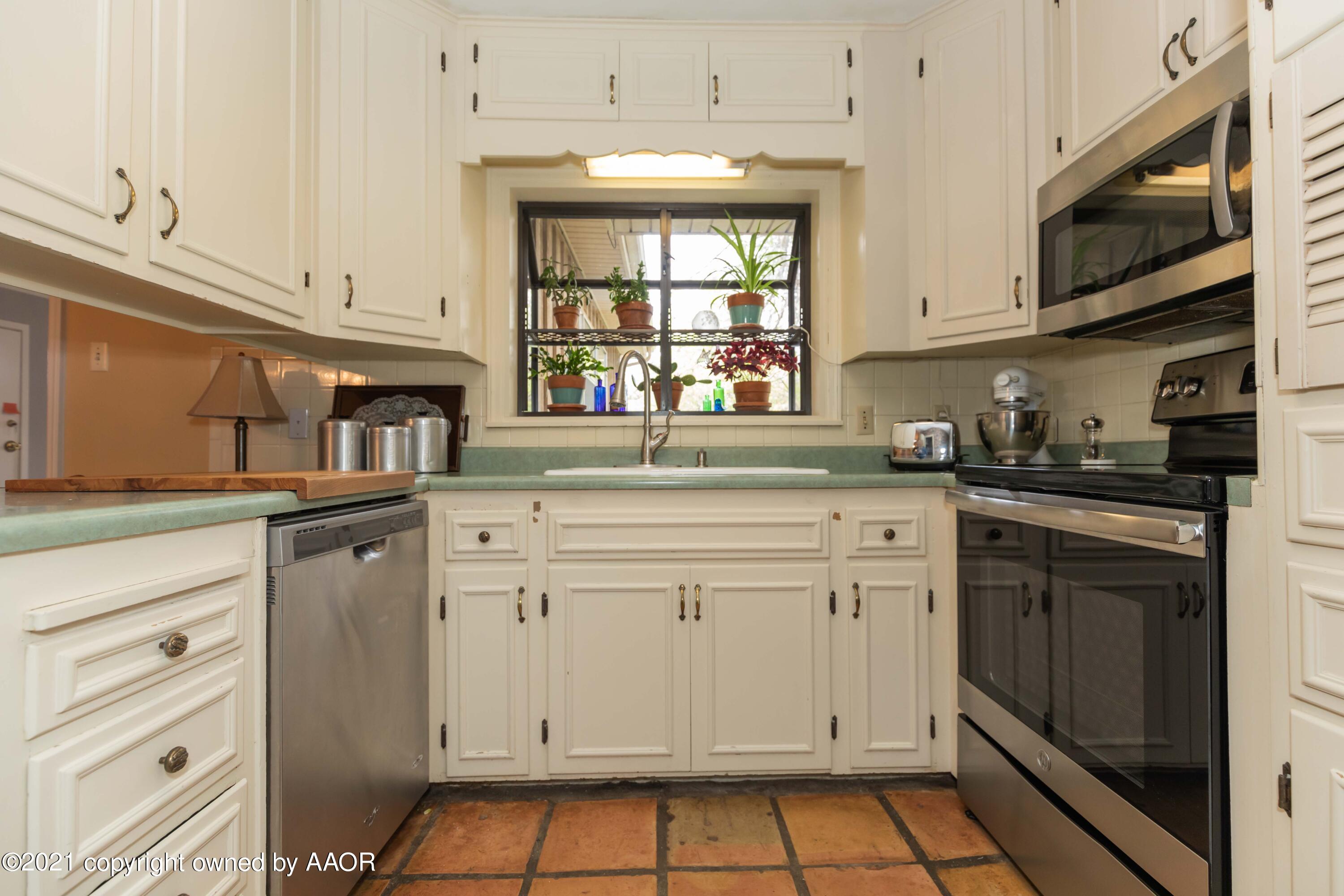5313 Alvarado Road Amarillo, TX 79106 - Photo 8 of 33 KITCHEN