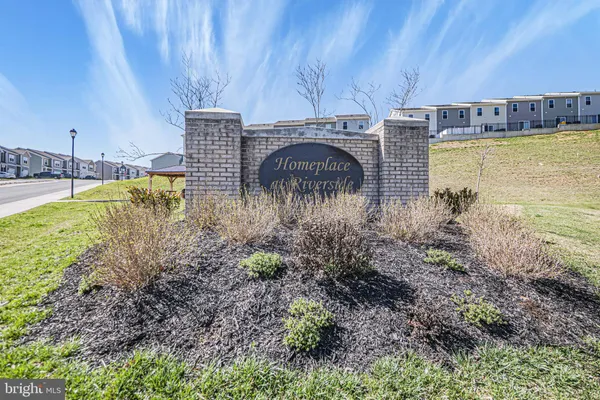 a view of a yard in front of house