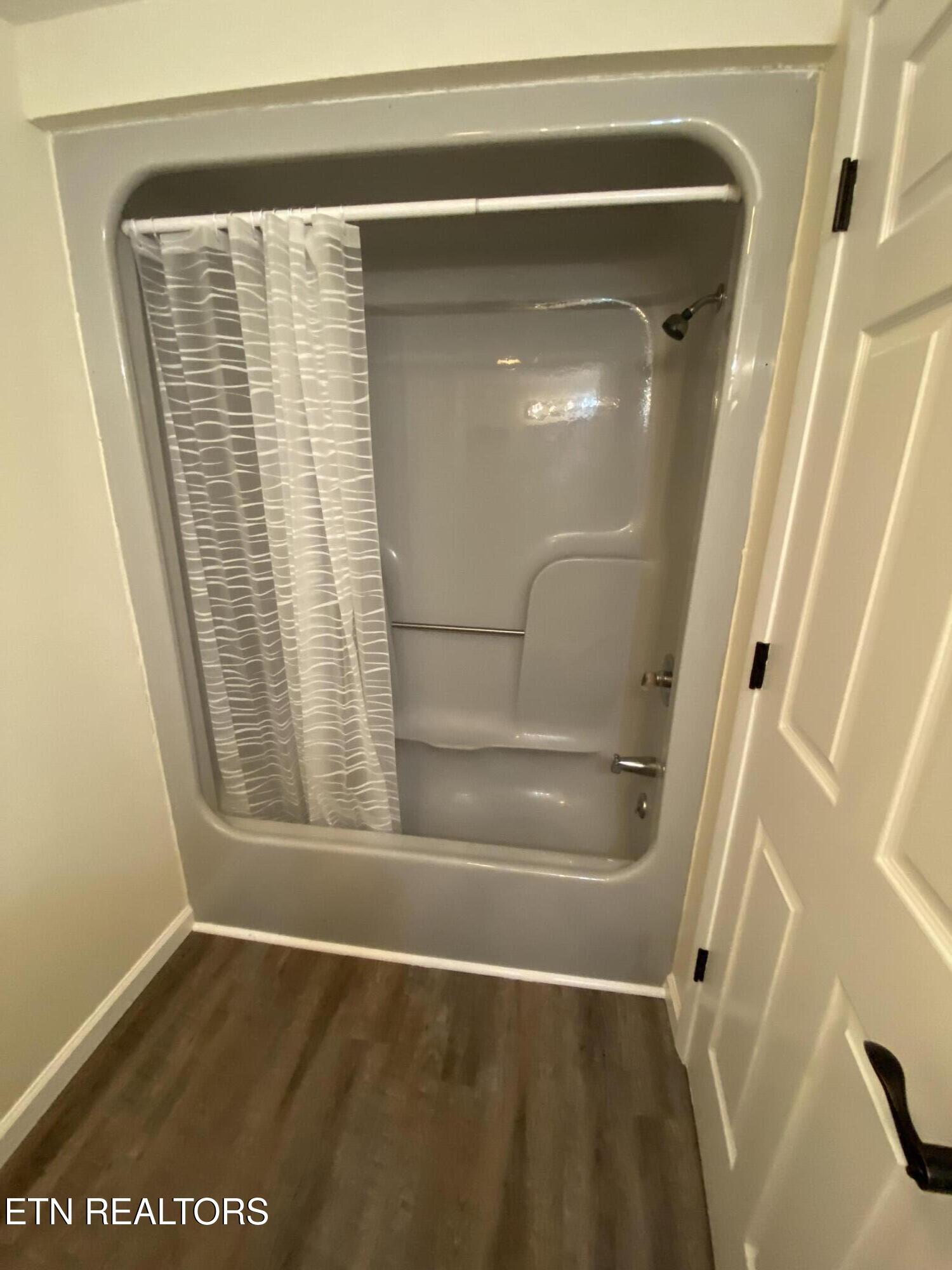 2565 Dunbar Road Crossville, TN 38572 - Photo 22 of 30 2565 Guest Tub Shower