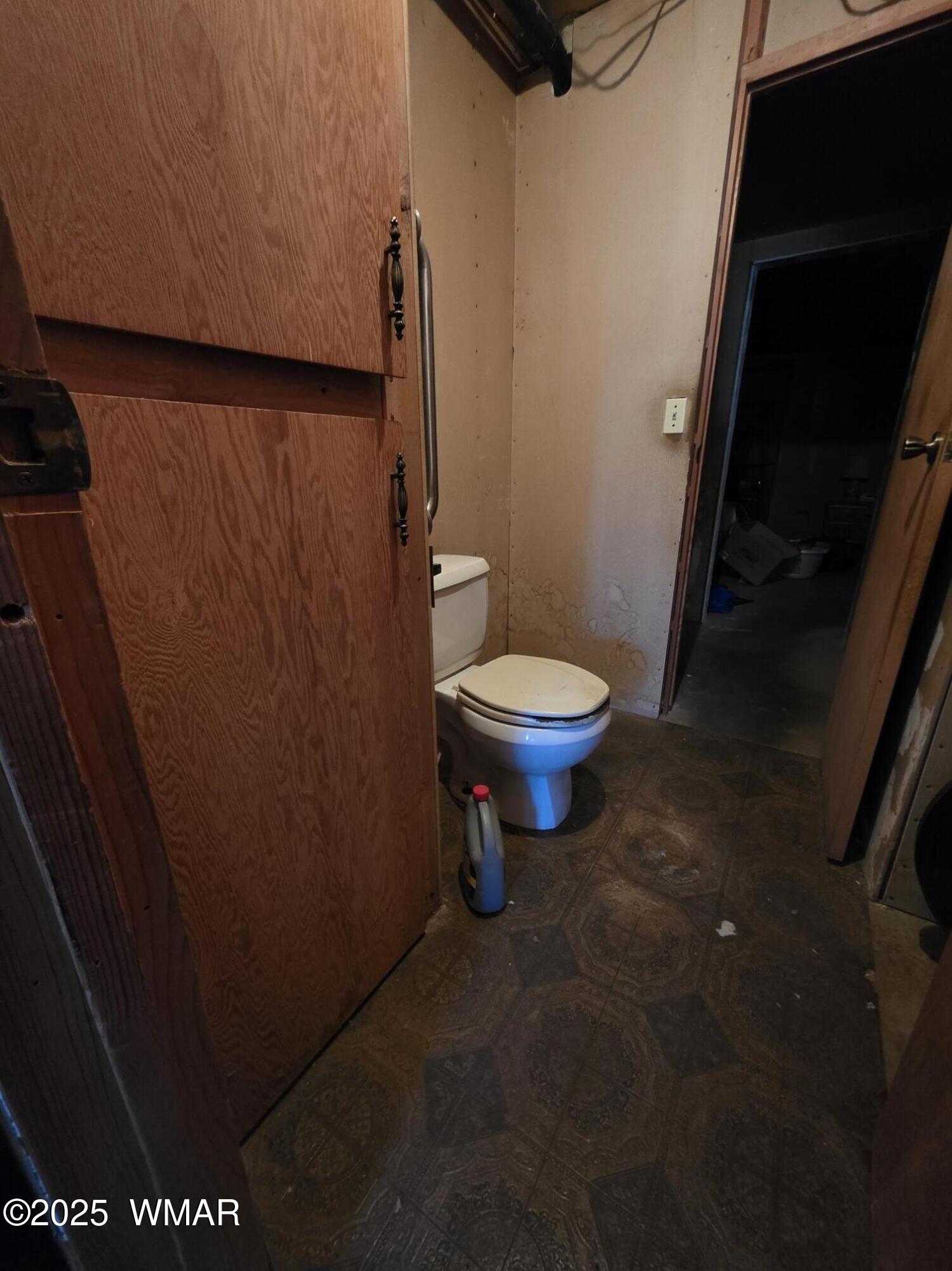3736 Bum Heel Ranch Road Heber, AZ 85928 - Photo 18 of 46 a bathroom with a toilet and a shower