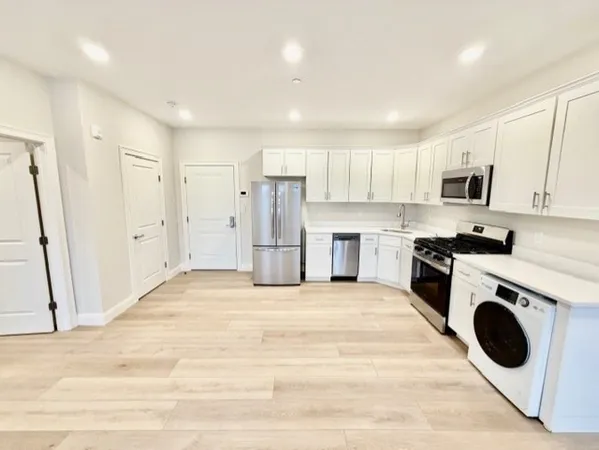 $2,500 | 220 Winthrop Street, Unit 304, Winthrop, MA 02152