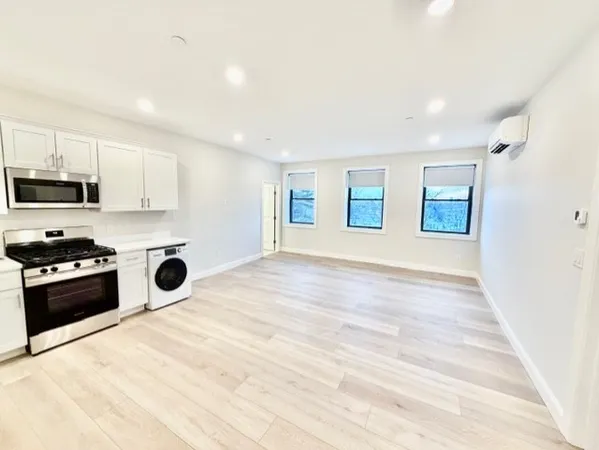 $2,500 | 220 Winthrop Street, Unit 304, Winthrop, MA 02152