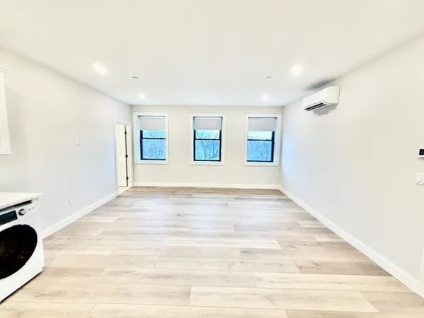 $2,500 | 220 Winthrop Street, Unit 304, Winthrop, MA 02152