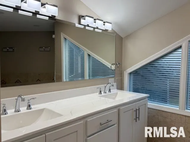 $525,000 | 16429 North Hawthorne Lane, Mount Vernon, IL 62864