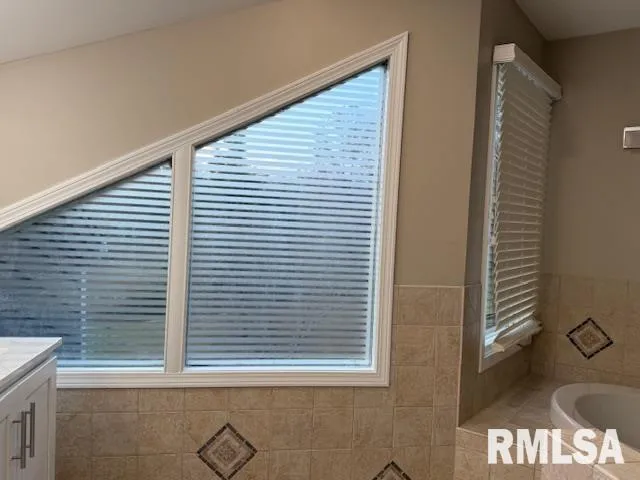 $525,000 | 16429 North Hawthorne Lane, Mount Vernon, IL 62864