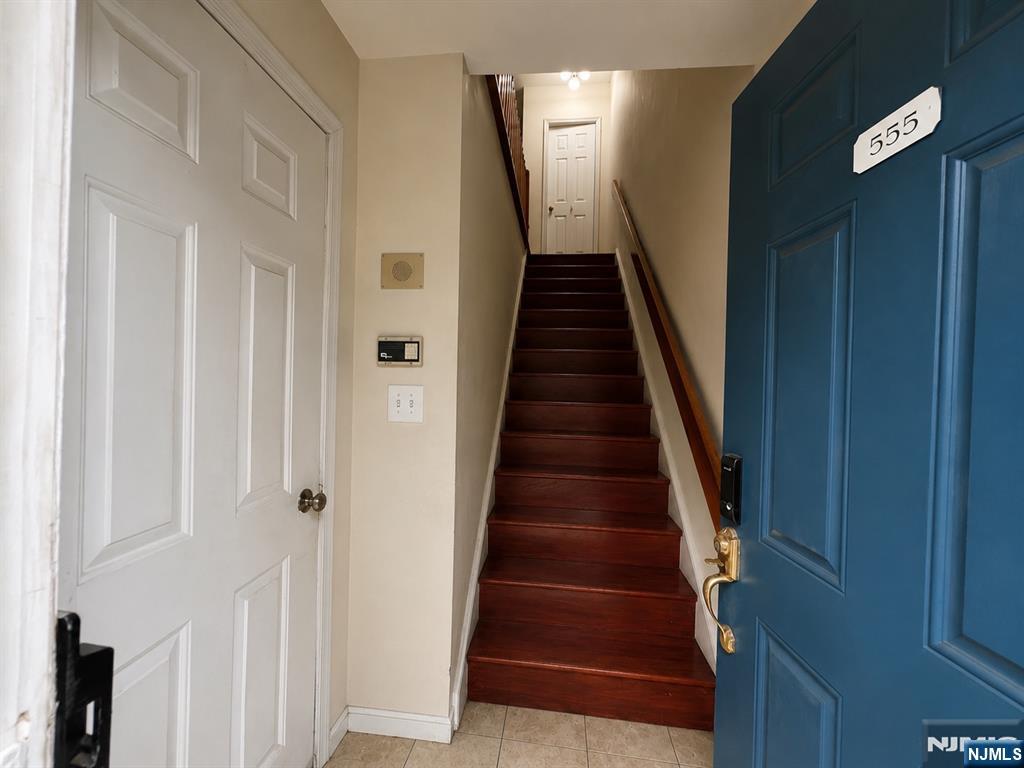 555 Ridge Lane Fort Lee, NJ 07024 - Photo 5 of 42