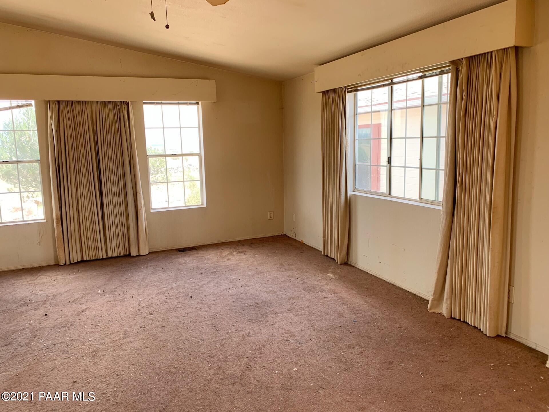9753 Crookton Road Ash Fork, AZ 86320 - Photo 11 of 39 Living Space