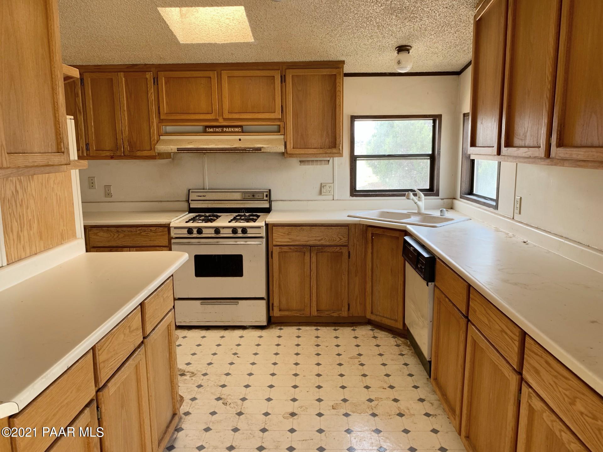 9753 Crookton Road Ash Fork, AZ 86320 - Photo 13 of 39 Kitchen