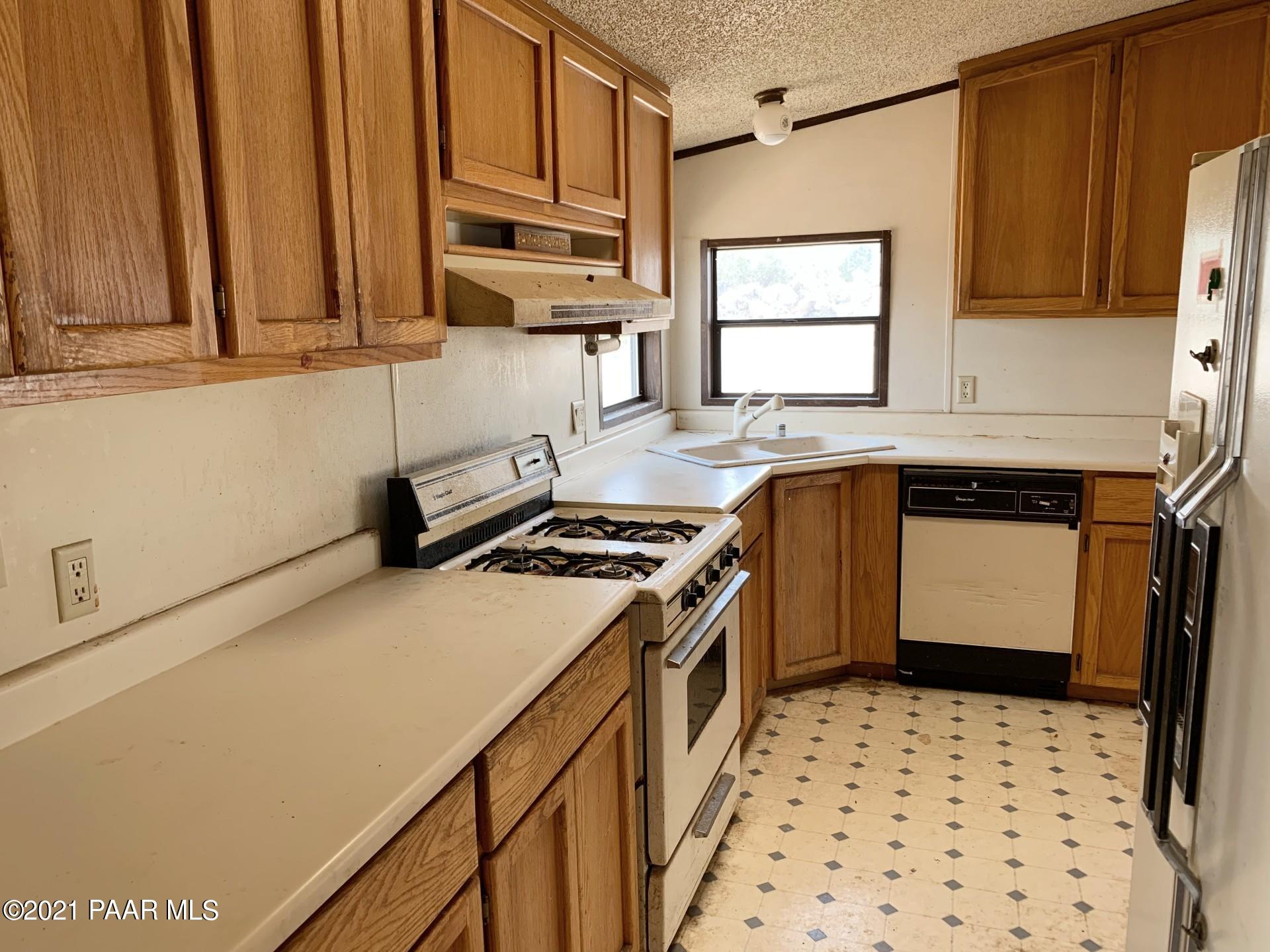 9753 Crookton Road Ash Fork, AZ 86320 - Photo 14 of 39 Kitchen