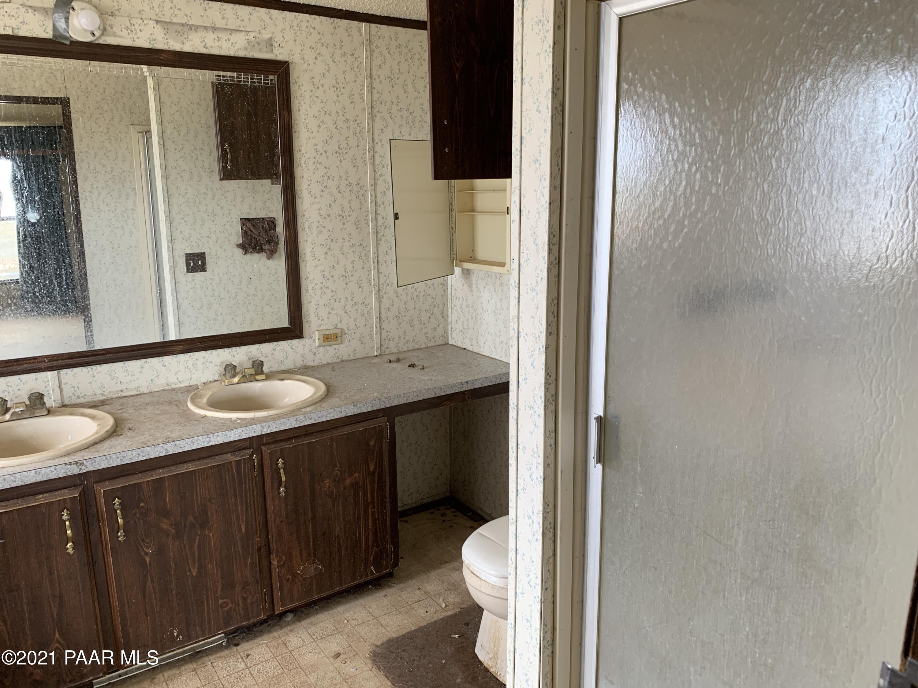 9753 Crookton Road Ash Fork, AZ 86320 - Photo 21 of 39 Master Bathroom #2