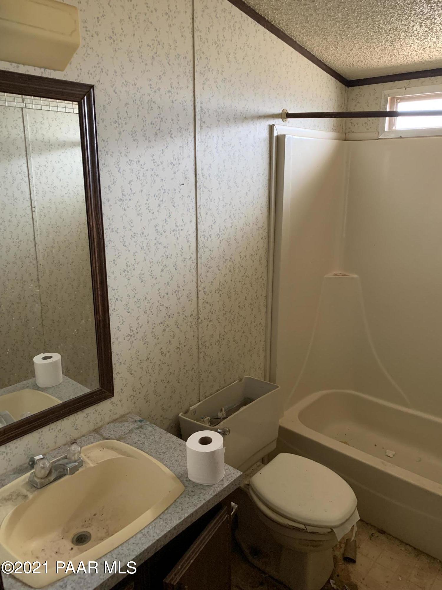 9753 Crookton Road Ash Fork, AZ 86320 - Photo 24 of 39 Bathroom #3
