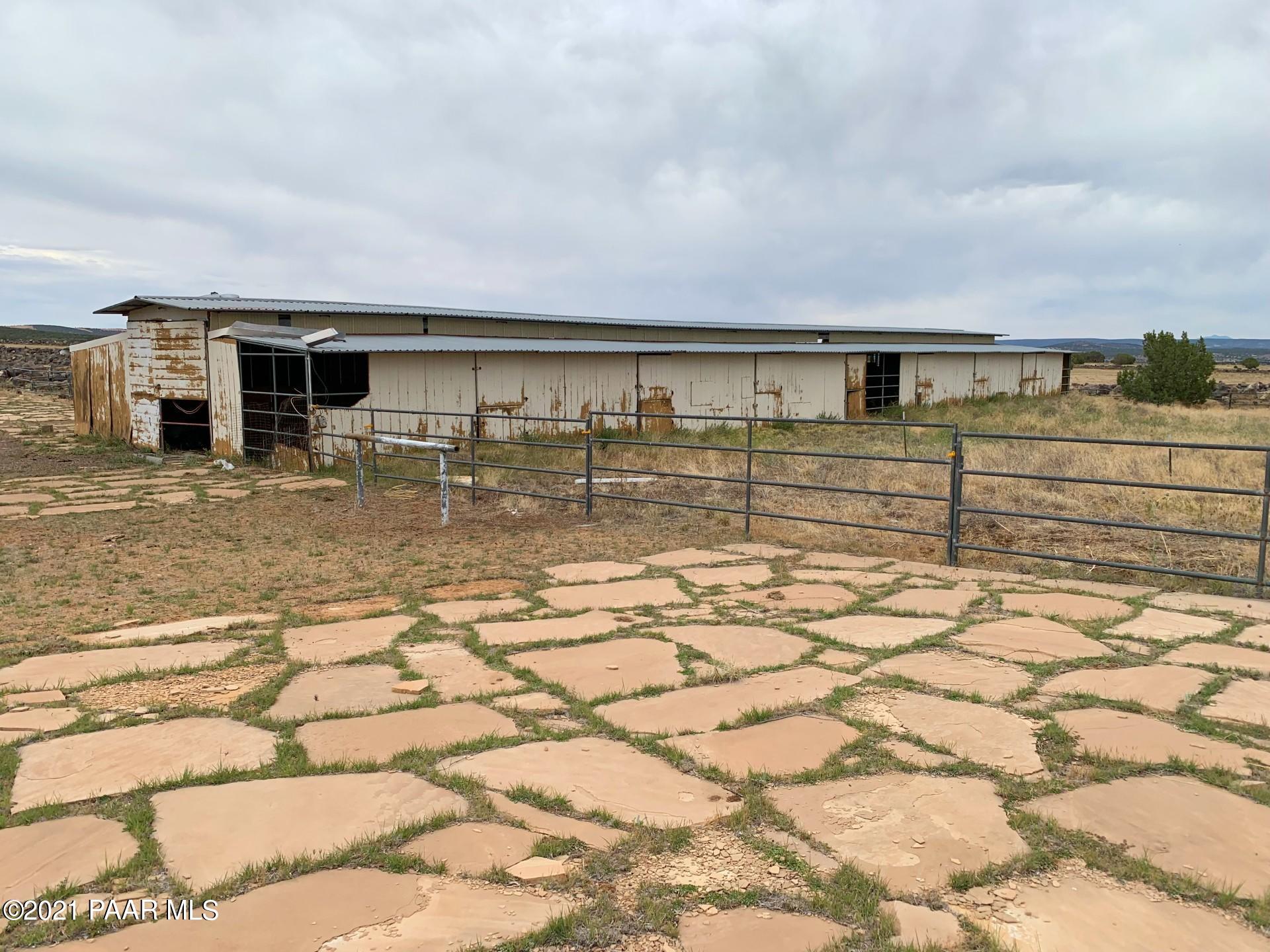9753 Crookton Road Ash Fork, AZ 86320 - Photo 33 of 39 Stable