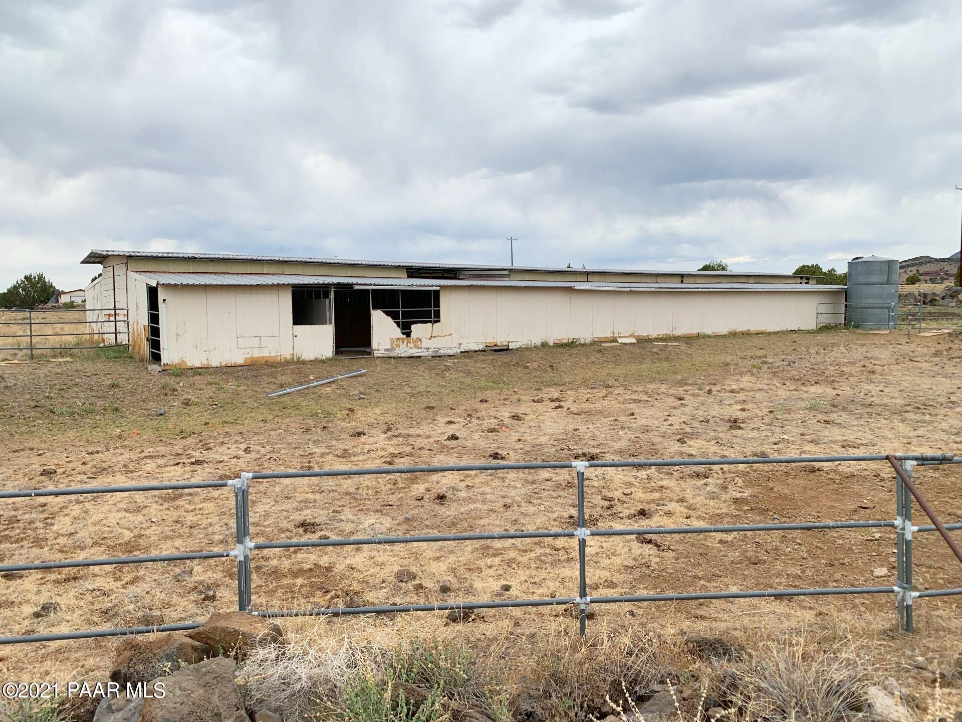 9753 Crookton Road Ash Fork, AZ 86320 - Photo 34 of 39 Stable