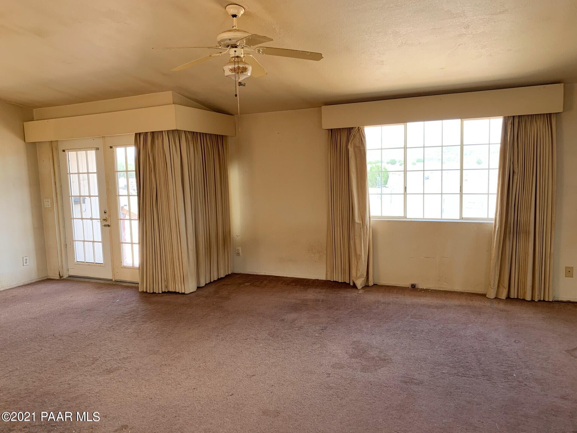 9753 Crookton Road Ash Fork, AZ 86320 - Photo 10 of 39 Living Space