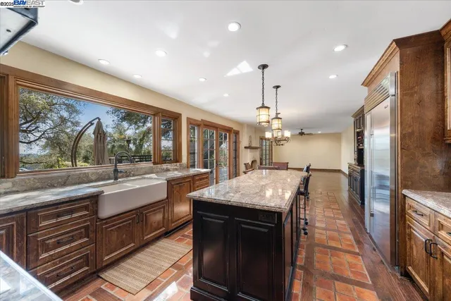 a large kitchen with kitchen island a large island in it