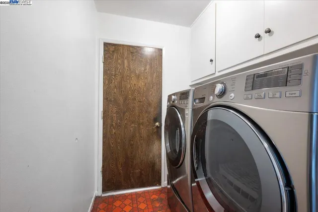 a close view of utility room with washer and dryer