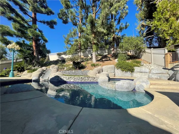 a view of a house with backyard