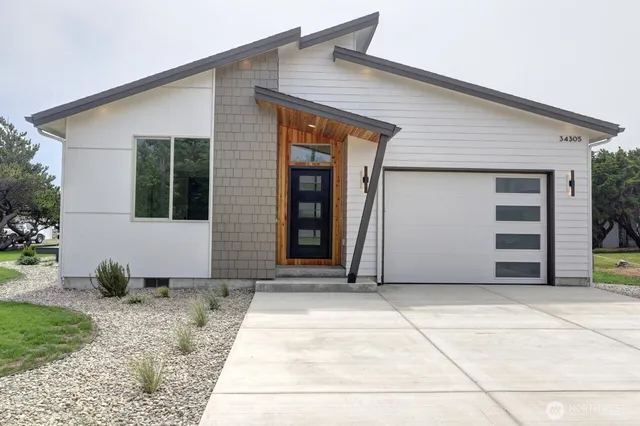 a view of a house with backyard