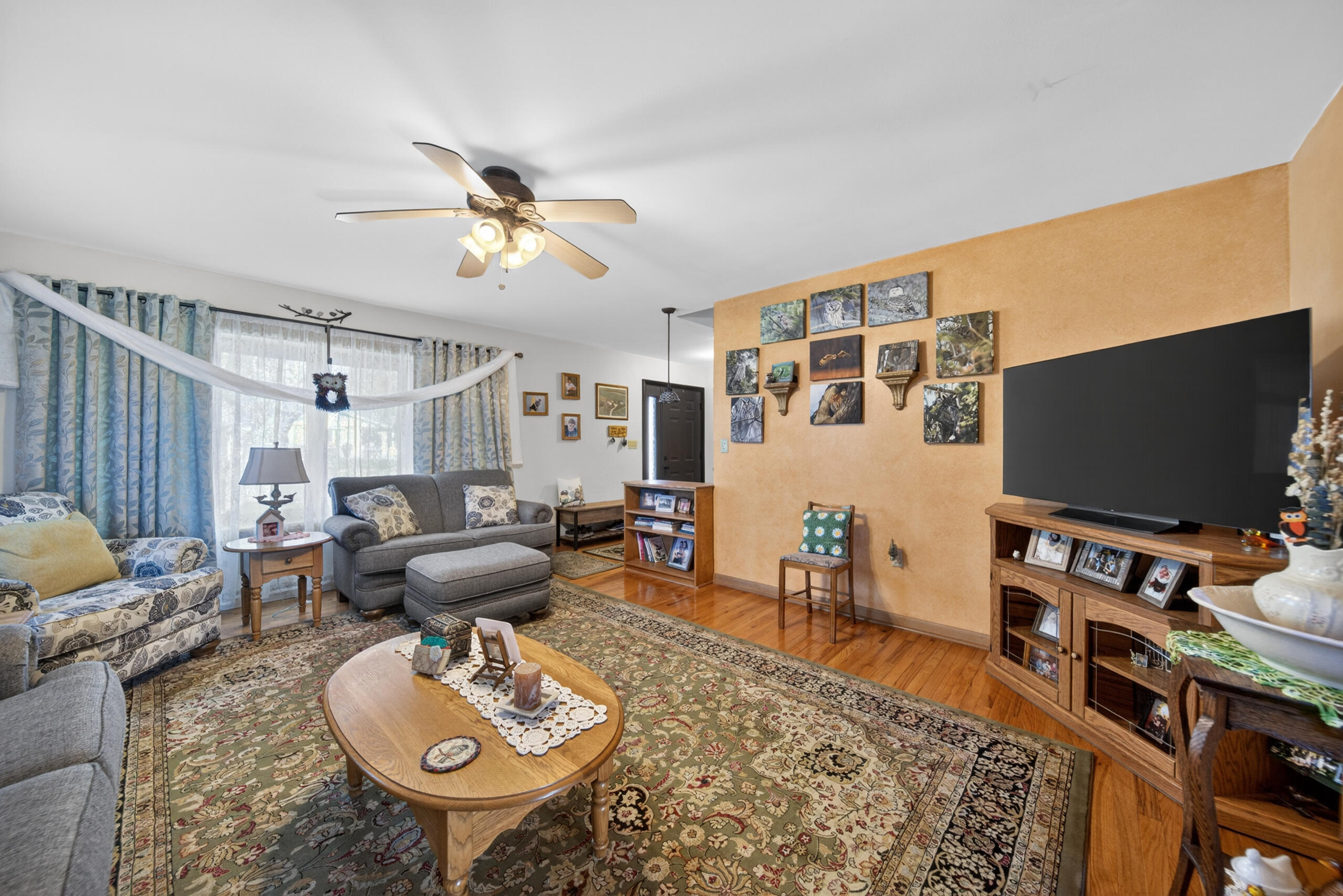 2915 South 16th Street Sheboygan, WI 53081 - Photo 18 of 48 Living Room
