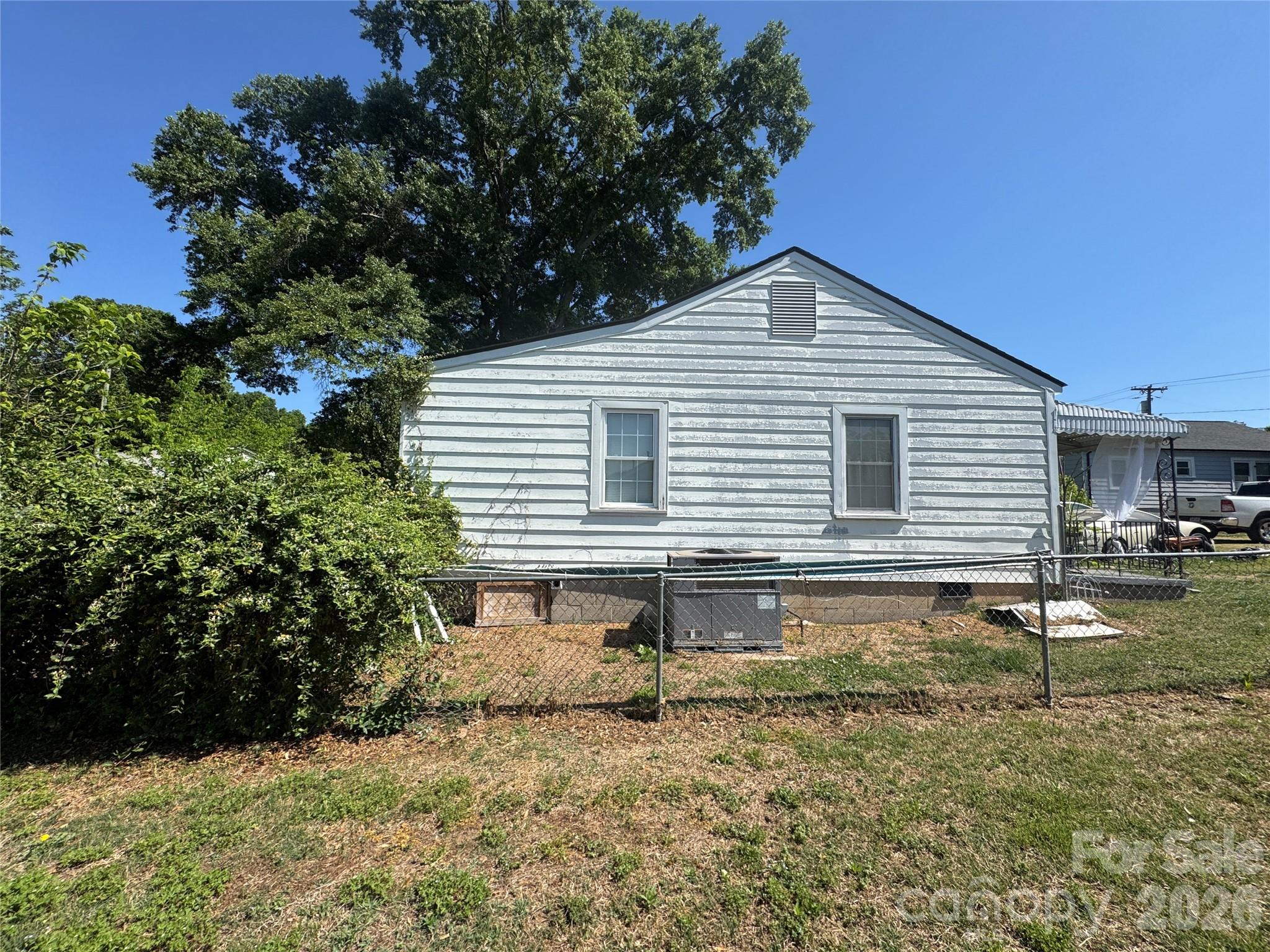 1405 Hickory Grove Road Gastonia, NC 28056 - Photo 15 of 15 a backyard of a house