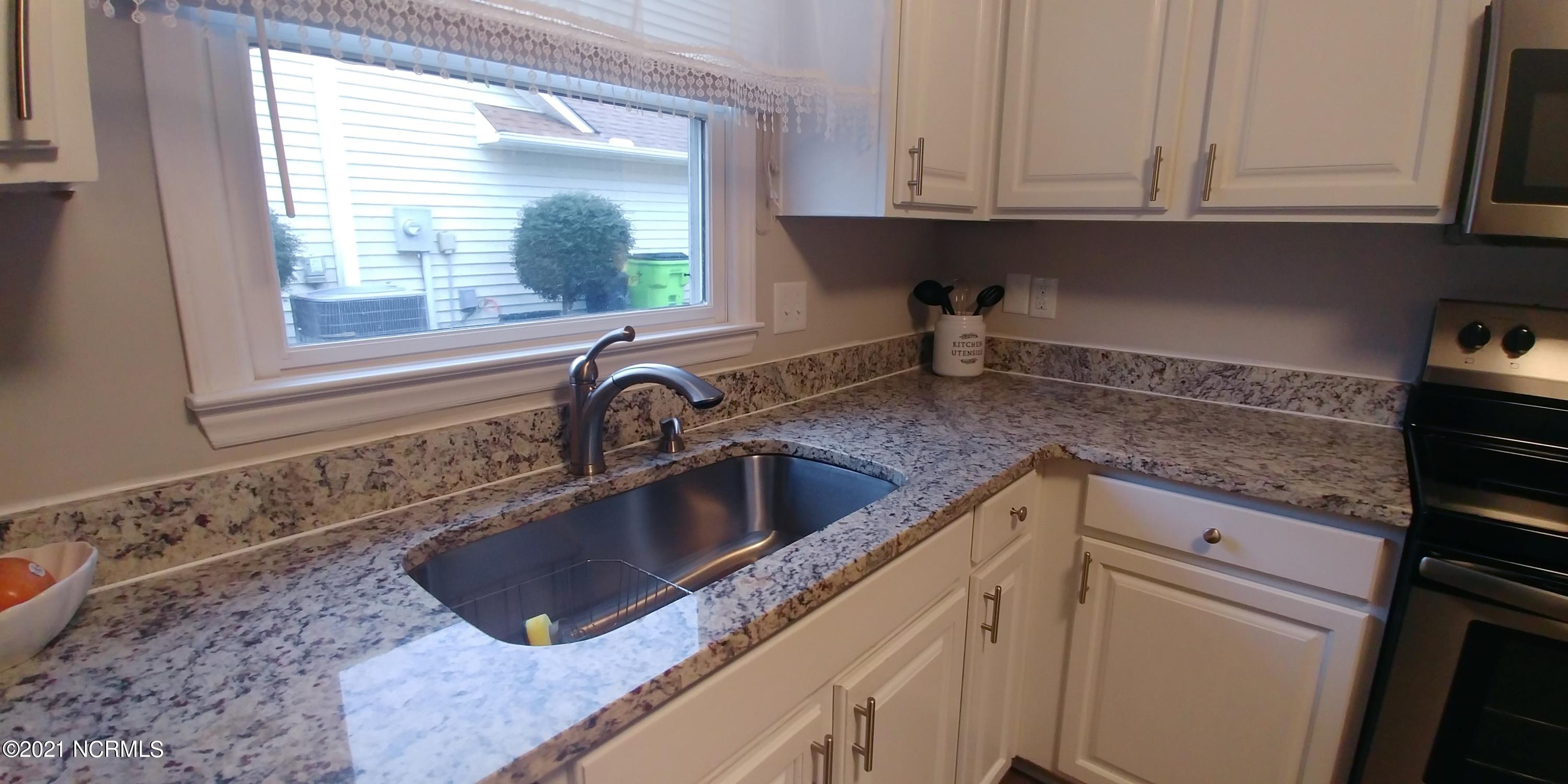 122 Pirates Road New Bern, NC 28562 - Photo 6 of 27 0218210856a