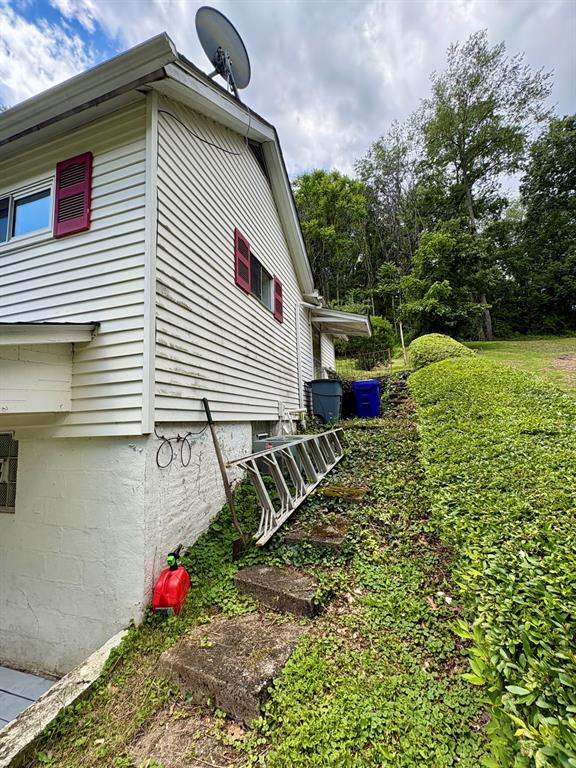 511 California Hollow Road Imperial, PA 15126 - Photo 5 of 19 Side of house- there is a side entrance as well