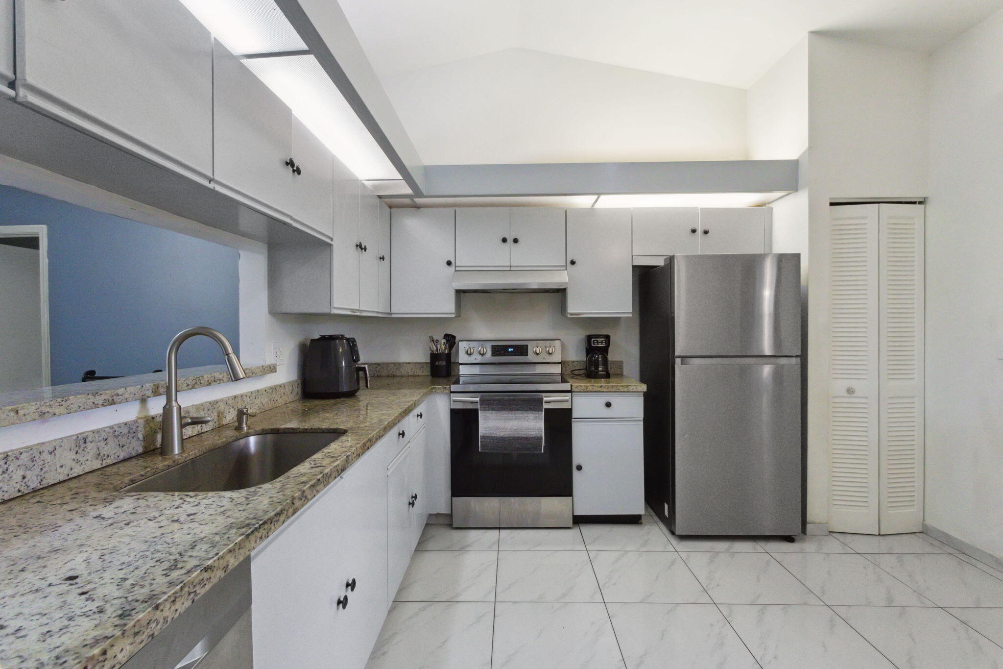 9199 Edgemont Lane Boca Raton, FL 33434 - Photo 8 of 39 Kitchen
