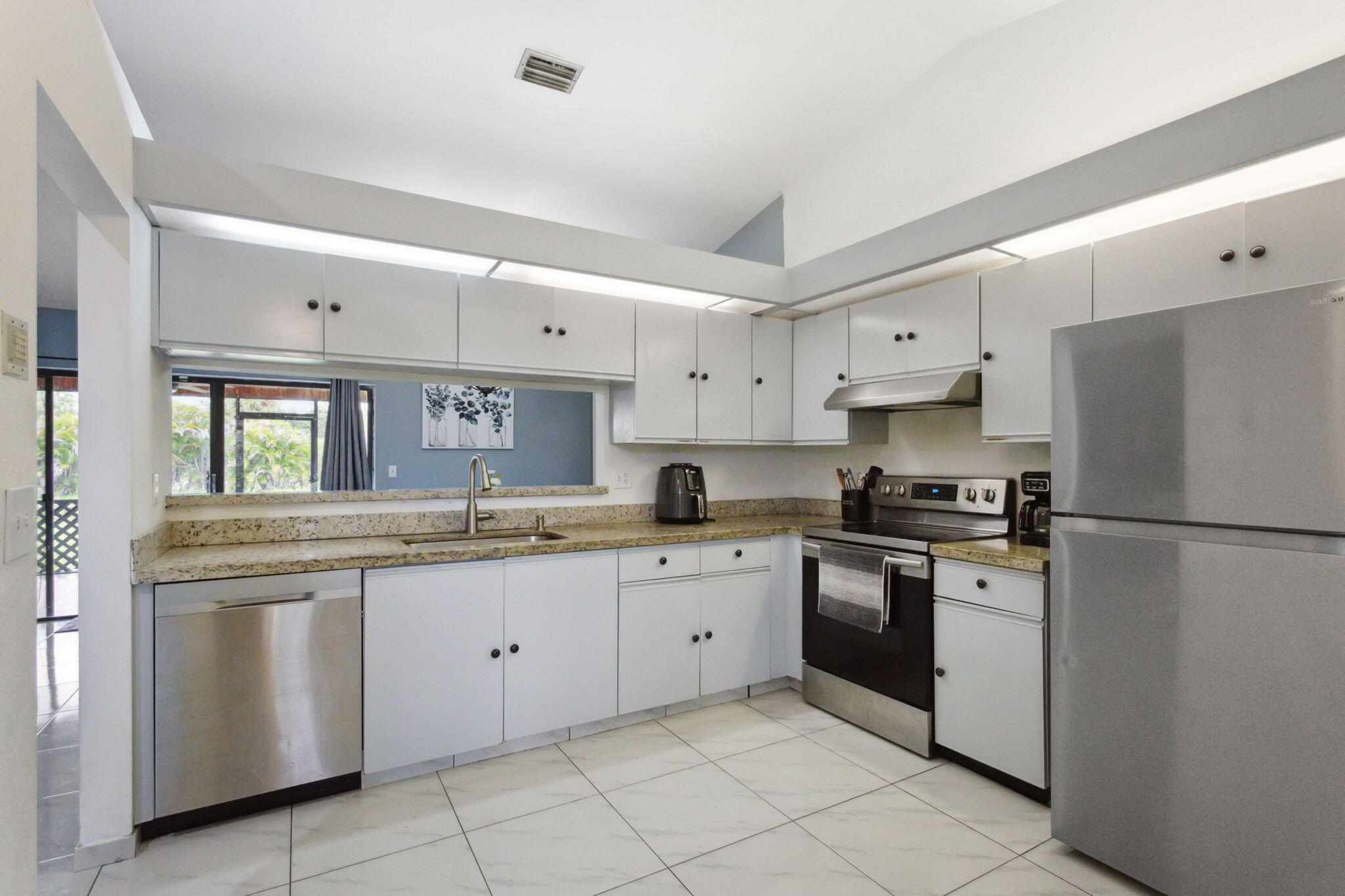 9199 Edgemont Lane Boca Raton, FL 33434 - Photo 9 of 39 Kitchen