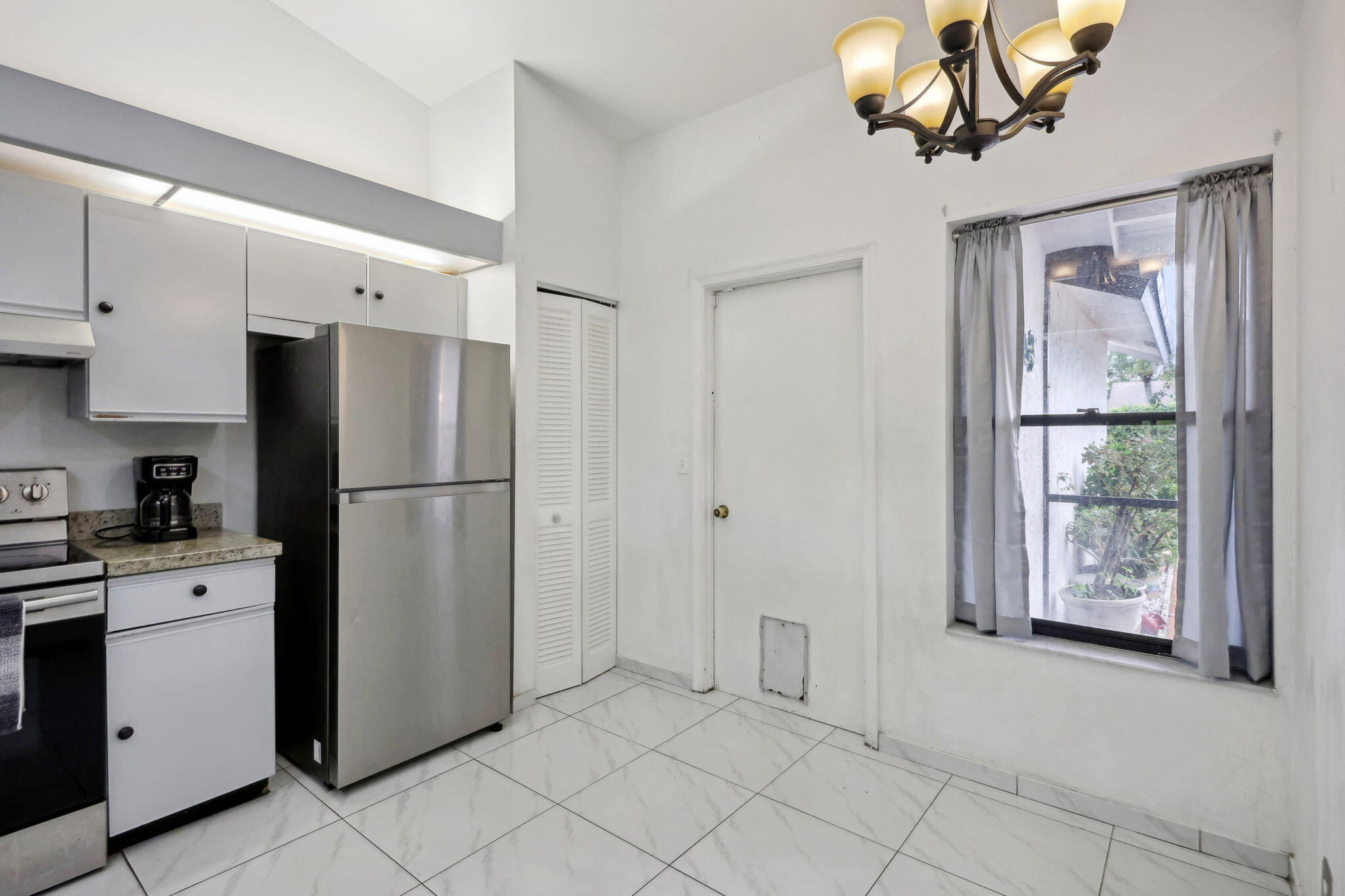 9199 Edgemont Lane Boca Raton, FL 33434 - Photo 10 of 39 Kitchen