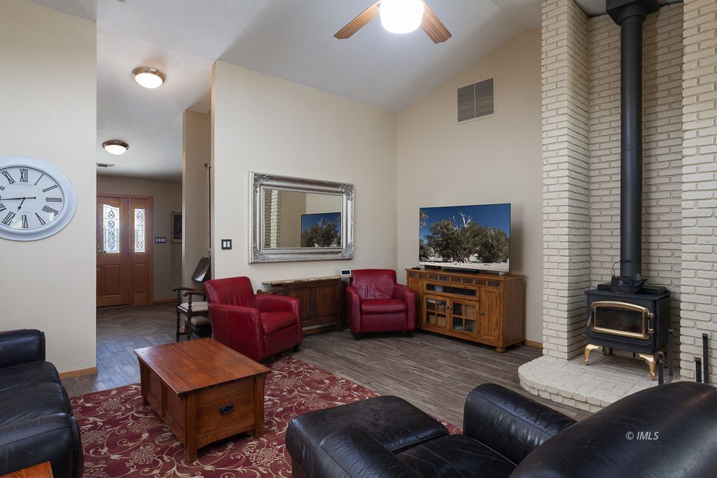 400 Dominy Road Lone Pine, CA 93545 - Photo 9 of 33 Living Room Main House