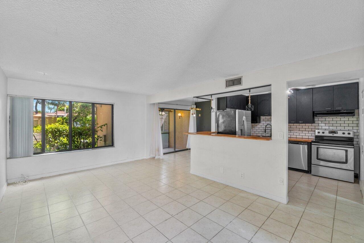1149 Northwest 13th Street, Unit 5 Boca Raton, FL 33486 - Photo 3 of 24 004-1149Northwest13thStreet-BocaRaton-FL