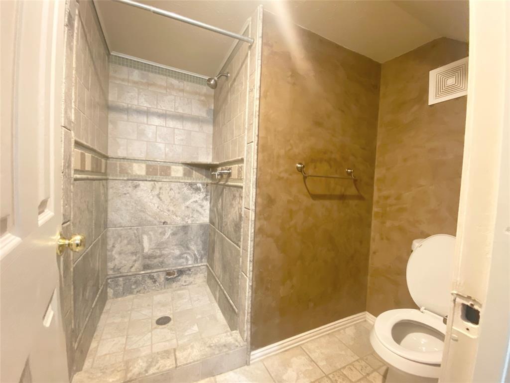 4505 North O'Connor Road, Unit 1122 Irving, TX 75062 - Photo 9 of 18 a bathroom with a granite countertop shower a toilet and a sink