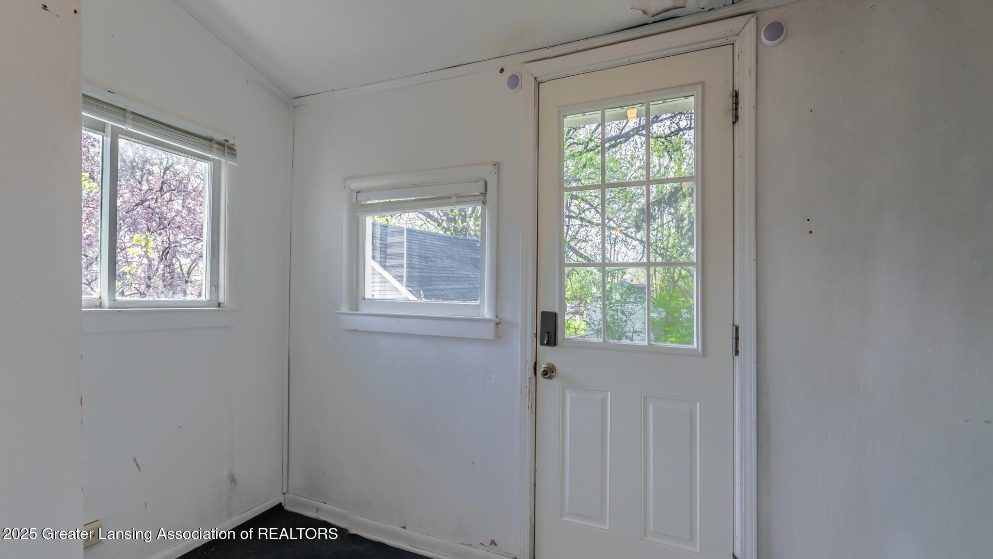 724 East Cavanaugh Road Lansing, MI 48910 - Photo 9 of 24 724ECavanaugh09