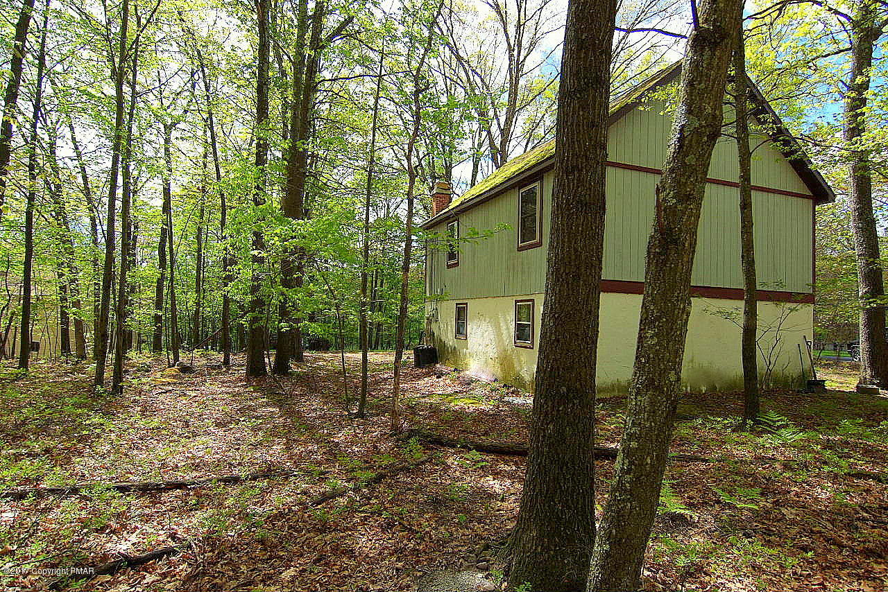 191 Bromley Road Henryville, PA 18332 - Photo 16 of 41 3 - Rear of Home before Power washing