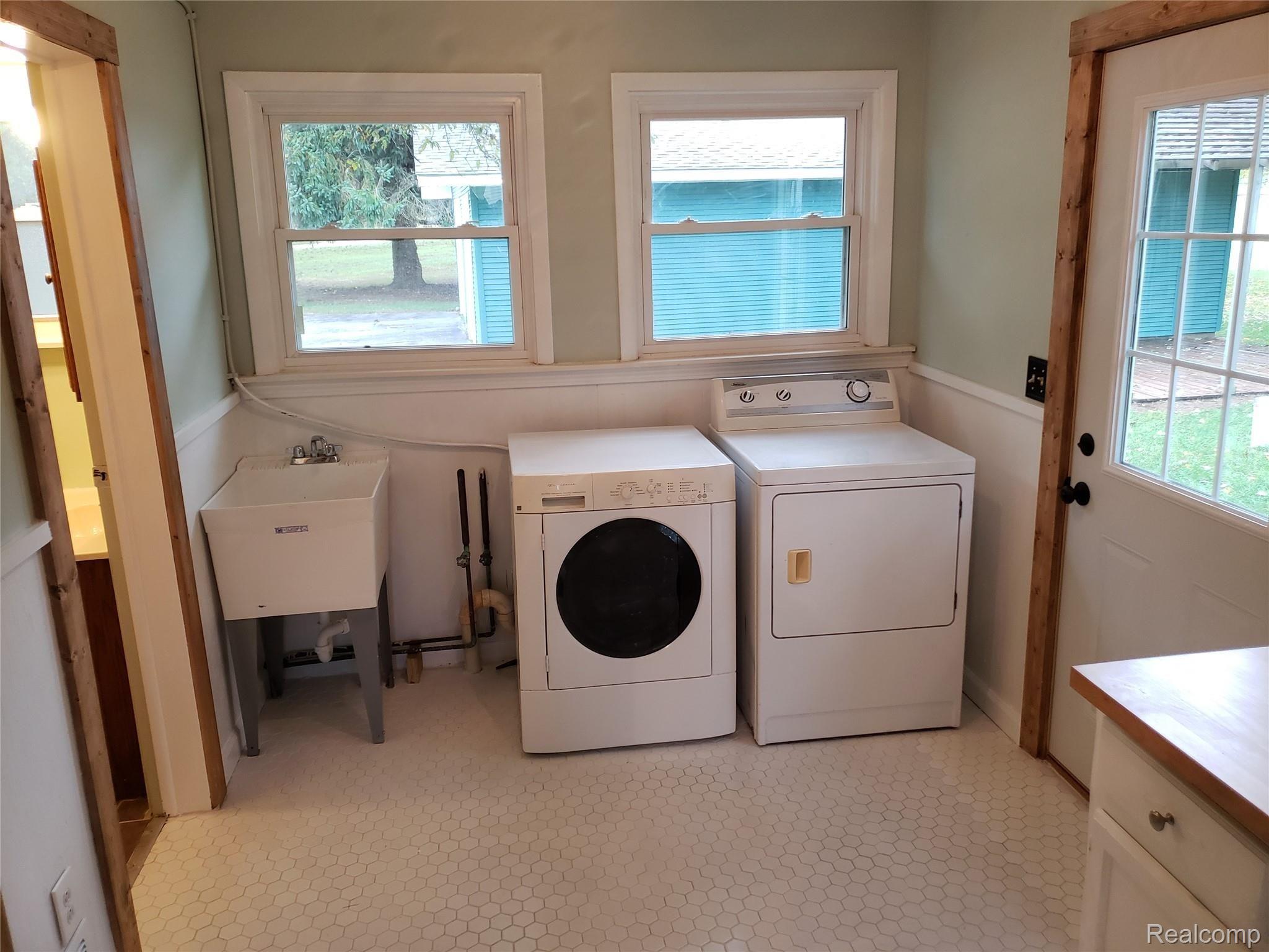 2465 Carpenter Road Lapeer, MI 48446 - Photo 28 of 28 briski carpenter Laundry Room.jpg