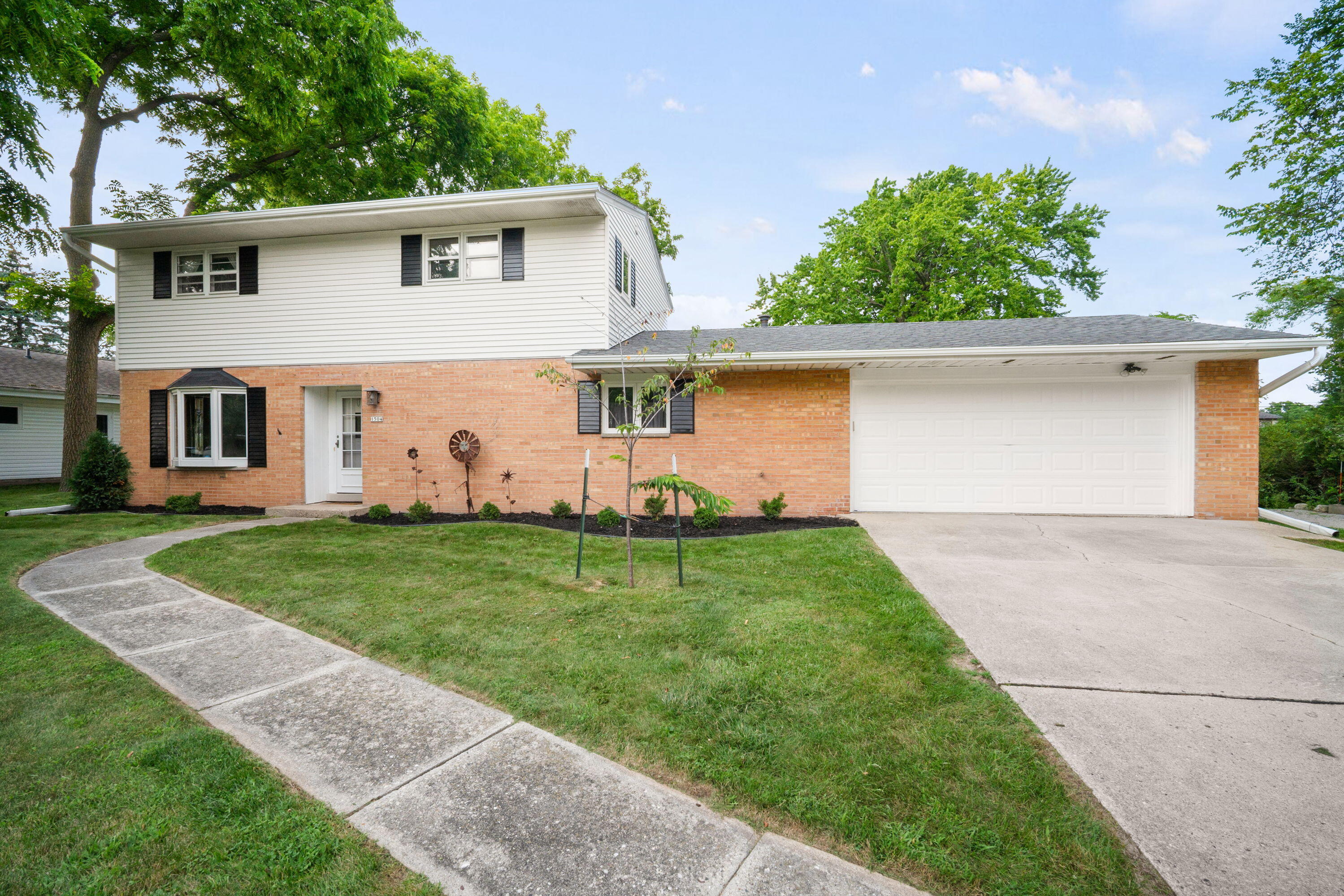 1504 West Decorah Road West Bend, WI 53095 - Photo 1 of 42 1_imgDSC02041
