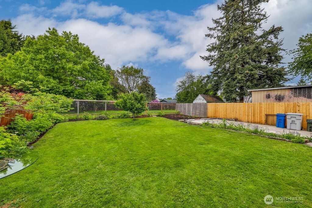 1206 North 2nd Street Renton, WA 98057 - Photo 22 of 24 a garden view