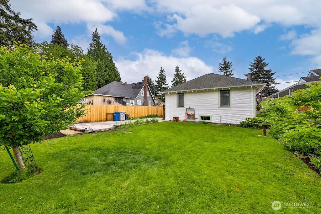1206 North 2nd Street Renton, WA 98057 - Photo 23 of 24 a front view of a house with garden