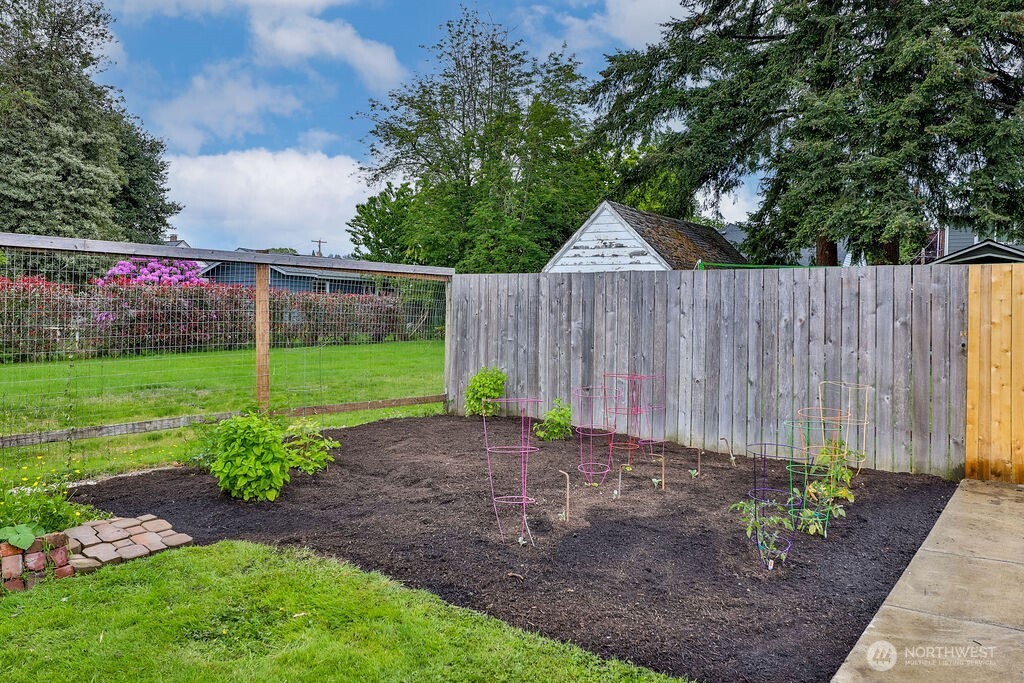 1206 North 2nd Street Renton, WA 98057 - Photo 24 of 24 a view of a backyard with wooden fence
