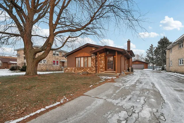 $375,000 | 7605 Banks Street, Justice, IL 60458