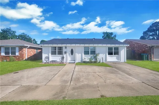 $240,000 | 218 Holy Cross Place, Kenner, LA 70065
