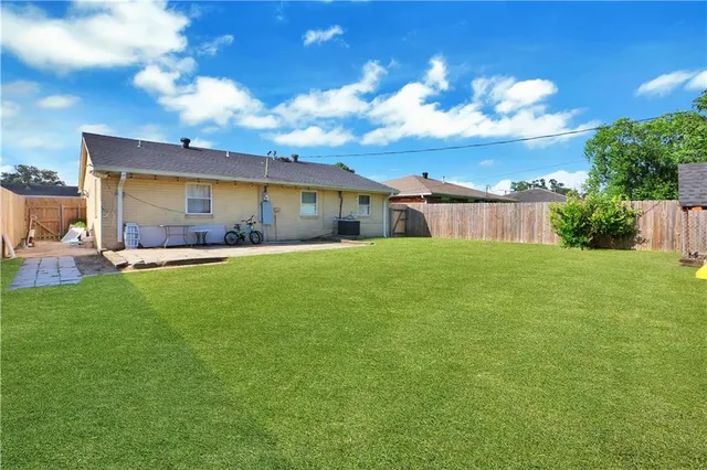 $240,000 | 218 Holy Cross Place, Kenner, LA 70065