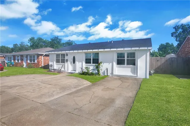 $240,000 | 218 Holy Cross Place, Kenner, LA 70065