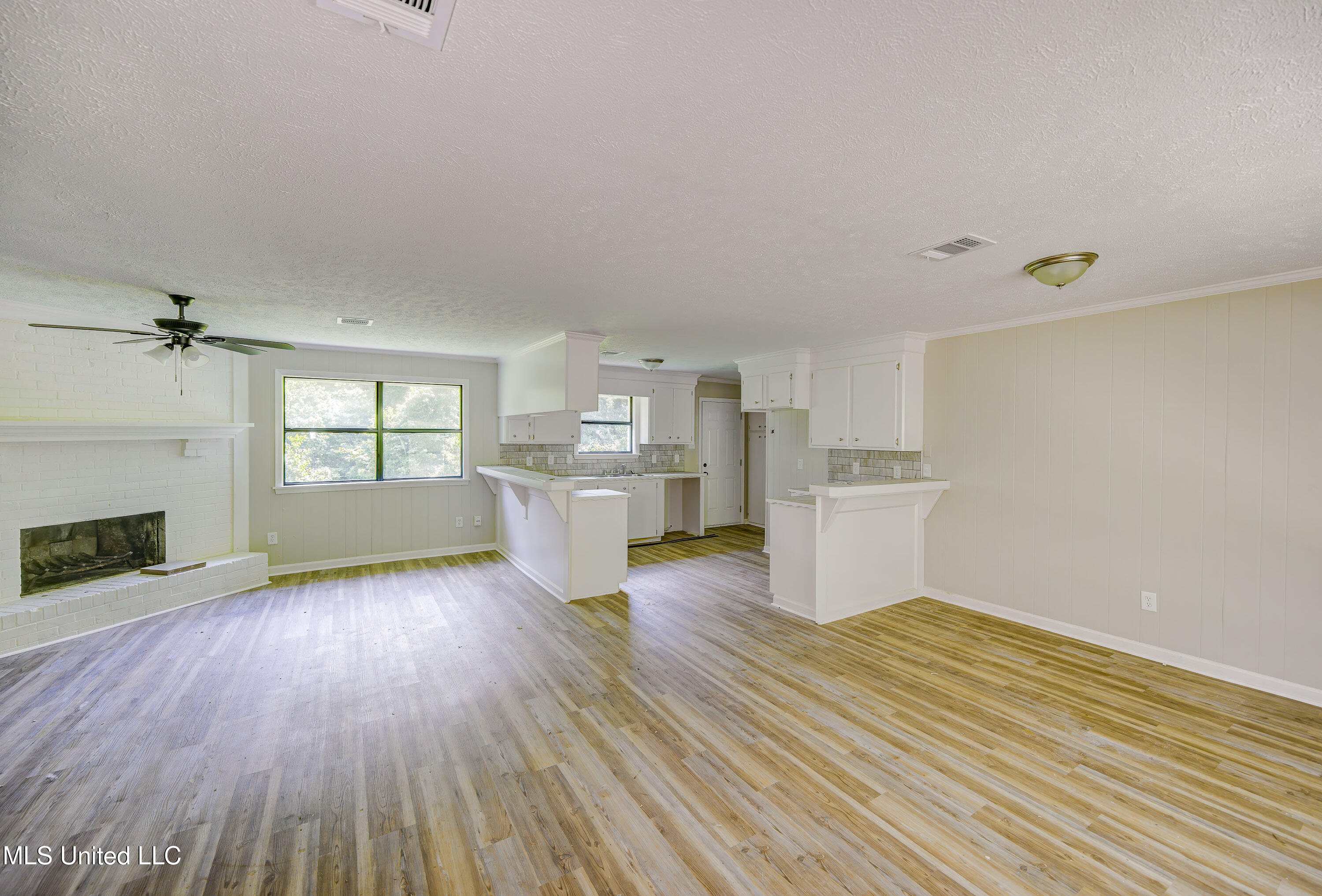 4534 Halls Ferry Road Vicksburg, MS 39180 - Photo 3 of 25 Wide open Living Space and Kitchen