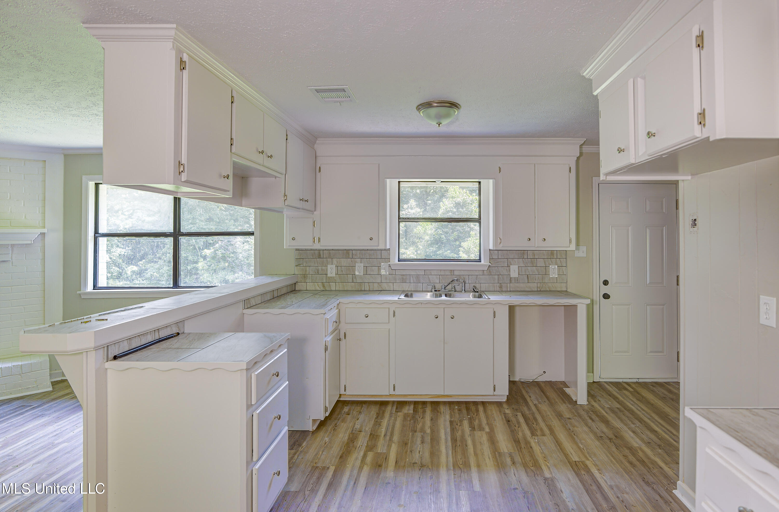 4534 Halls Ferry Road Vicksburg, MS 39180 - Photo 6 of 26 Open Kitchen